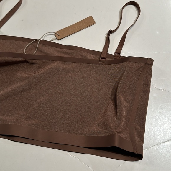 SKIMS Powermesh Bandeau In Jasper - Picture 11 of 11